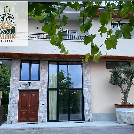 Bujtina Gjyshi Ilo Maison d'hôtes 4*