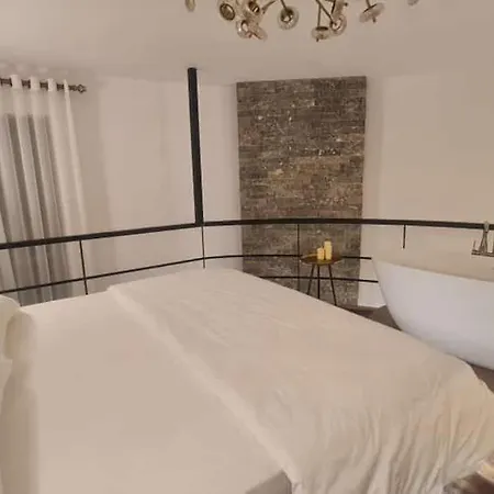 Bujtina Gjyshi Ilo 招待所 4*